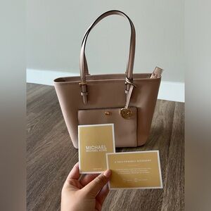 MICHAEL Michael Kors Jet Set Item Medium Top Zip Snap Pocket
Tote Shade ‘Ballet’